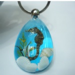 artificial amber keychain with real sea horse 3BLKSH