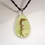 artificial amber pendant with real sea horse 2YDSH